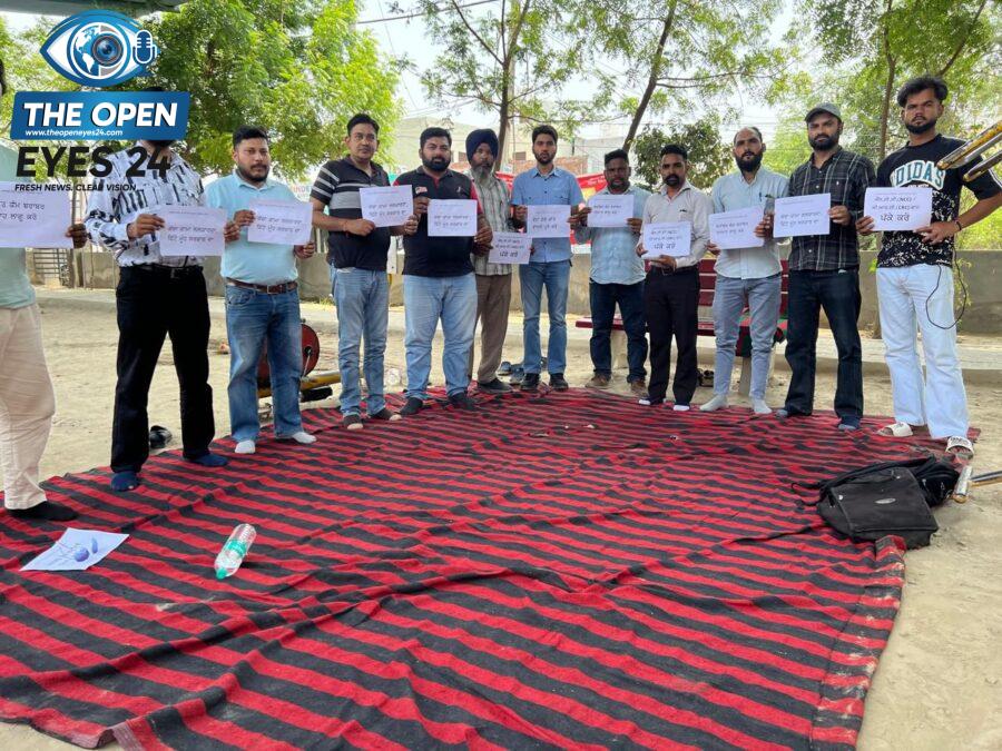  ਬਰਨਾਲਾ ਵਿਖੇ ਪਾਵਰਕਾਮ ਦਫ਼ਤਰ ਅੱਗੇ ਲਟਕਦੀਆਂ ਮੰਗਾਂ ਨੂੰ ਲੈ ਕੇ ਸਰਕਾਰ ਵਿਰੁੱਧ ਰੋਸ ਪ੍ਰਦਰਸ਼ਨ ਅਤੇ ਹੜਤਾਲ ਕਰਦੇ ਹੋਏ ਯੂਨੀਅਨ ਦੇ ਆਗੂ ਅਤੇ ਠੇਕਾ ਮੁਲਾਜ਼ਮ।