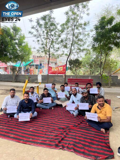 ਬਰਨਾਲਾ ਵਿਖੇ ਪਾਵਰਕਾਮ ਦਫ਼ਤਰ ਅੱਗੇ ਲਟਕਦੀਆਂ ਮੰਗਾਂ ਨੂੰ ਲੈ ਕੇ ਸਰਕਾਰ ਵਿਰੁੱਧ ਰੋਸ ਪ੍ਰਦਰਸ਼ਨ ਅਤੇ ਹੜਤਾਲ ਕਰਦੇ ਹੋਏ ਯੂਨੀਅਨ ਦੇ ਆਗੂ ਅਤੇ ਠੇਕਾ ਮੁਲਾਜ਼ਮ।