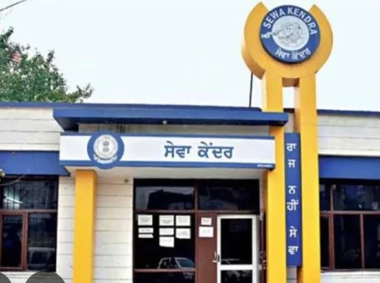  ਗੁਰਦਾਸਪੁਰ ਦੇ ਸੇਵਾ ਕੇਂਦਰ ਬਾਹਰ ਲਾਈਨਾਂ ਵਿੱਚ ਲੱਗੀਆਂ ਪਰੇਸ਼ਾਨ ਔਰਤਾਂ ਅਤੇ ਹੰਗਾਮਾ ਕਰਦੇ ਲੋਕ।