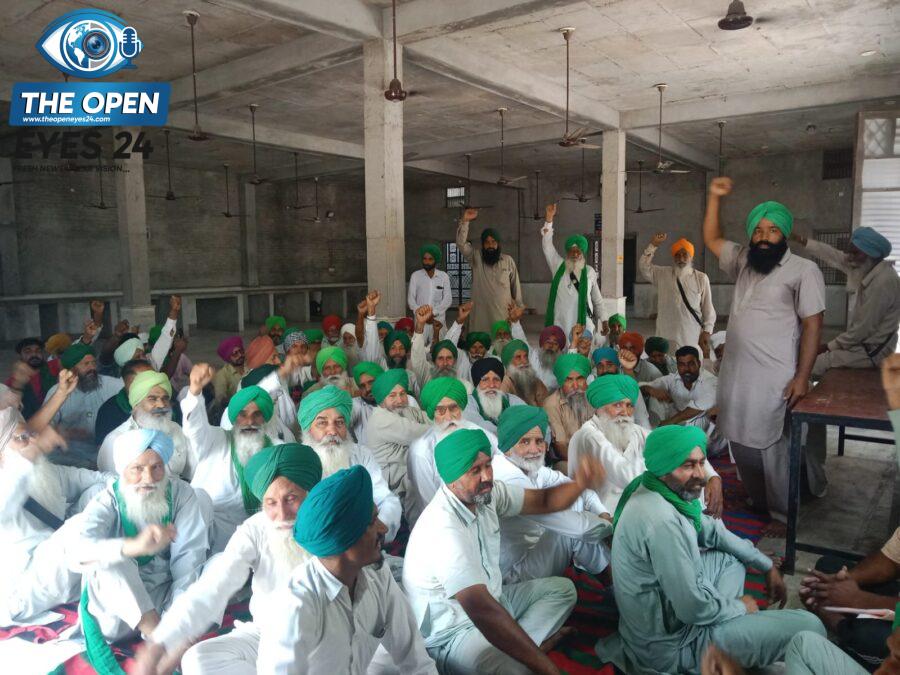 ਸ਼ਹਿਣਾ ਦੇ ਗੁਰਦੁਆਰਾ ਸਾਹਿਬ ਵਿਖੇ ਮਹੀਨਾਵਾਰ ਮੀਟਿੰਗ ਦੌਰਾਨ ਇਕੱਤਰ ਹੋ ਕੇ ਵੱਖ-ਵੱਖ ਜਨਤਕ ਮੁੱਦਿਆਂ 'ਤੇ ਰਣਨੀਤੀ ਤਿਆਰ ਕਰਦੇ ਹੋਏ ਭਾਰਤੀ ਕਿਸਾਨ ਯੂਨੀਅਨ ਡਕੌਂਦਾ ਦੇ ਅਹੁਦੇਦਾਰ ਅਤੇ ਕਿਸਾਨ ਆਗੂ।