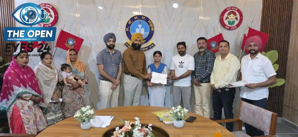 ਸਰਕਾਰੀ ਸੀਨੀਅਰ ਸੈਕੰਡਰੀ ਸਮਾਰਟ ਸਕੂਲ ਕੰਨਿਆ ਸ਼ਹਿਣਾ ਵਿਖੇ ਮਾਪੇ ਅਧਿਆਪਕ ਮਿਲਣੀ ਦੌਰਾਨ ਬੋਰਡ ਪ੍ਰੀਖਿਆਵਾਂ ਵਿੱਚ ਮੋਹਰੀ ਪੁਜੀਸ਼ਨਾਂ ਅਤੇ ਵਿਸ਼ਿਆਂ ਵਿੱਚੋਂ ਸੌ ਫੀਸਦੀ ਅੰਕ ਹਾਸਲ ਕਰਨ ਵਾਲੀਆਂ ਹੋਣਹਾਰ ਵਿਦਿਆਰਥਣਾਂ ਨੂੰ ਸਿੱਖਿਆ ਵਿਭਾਗ ਦੇ ਸਨਮਾਨ ਪੱਤਰ ਸੌਂਪਦੇ ਹੋਏ ਸਕੂਲ ਮੁਖੀ, ਅਧਿਆਪਕ ਅਤੇ ਨਾਲ ਹਾਜ਼ਰ ਖੁਸ਼ੀ ਵਿੱਚ ਖੀਵੇ ਹੋਏ ਮਾਪੇ।
