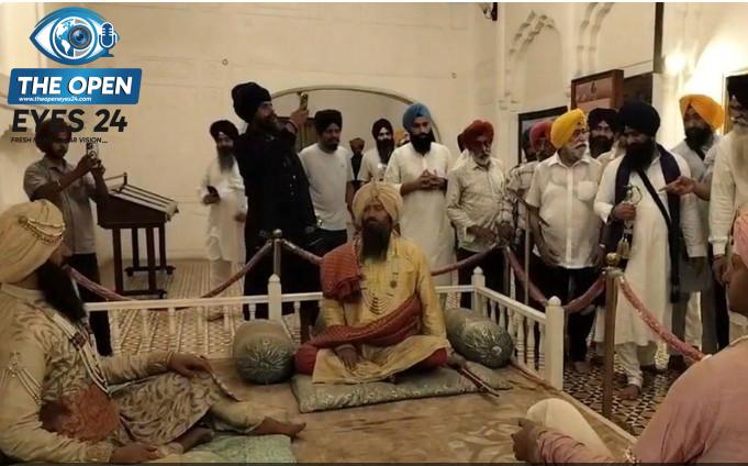 ਅੰਮ੍ਰਿਤਸਰ ਦੇ ਰਾਮਬਾਗ ਸਥਿਤ ਸਮਰ ਪੈਲੇਸ ਵਿਖੇ ਮਹਾਰਾਜਾ ਰਣਜੀਤ ਸਿੰਘ ਦੀ ਬਰਸੀ ਸਮਾਗਮ ਦੌਰਾਨ ਸ਼ਰਧਾਂਜਲੀ ਭੇਟ ਕਰਦੇ ਹੋਏ ਜਥੇਦਾਰ ਗਿਆਨੀ ਕੁਲਦੀਪ ਸਿੰਘ ਗੜਗੱਜ ਅਤੇ ਹਾਜ਼ਰ ਸੰਗਤ।
