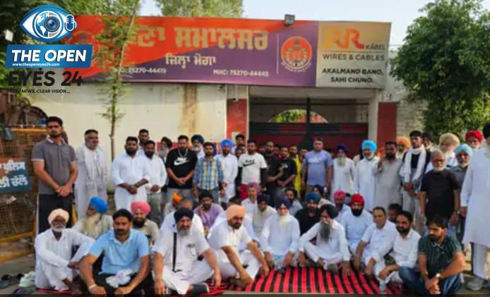 ਮੋਗਾ ਦੇ ਸਮਾਲਸਰ ਪੁਲਿਸ ਸਟੇਸ਼ਨ ਦੇ ਬਾਹਰ ਪੰਜਾਬ ਸਰਕਾਰ ਖਿਲਾਫ ਧਰਨਾ ਪ੍ਰਦਰਸ਼ਨ ਕਰਦੇ ਹੋਏ ਸ਼੍ਰੋਮਣੀ ਅਕਾਲੀ ਦਲ ਦੇ ਆਗੂ ਅਤੇ ਵਰਕਰ।