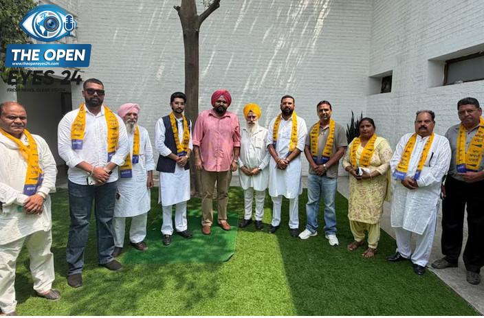 ਜਲੰਧਰ ਕੈਂਟ ਤੋਂ ਸ਼੍ਰੋਮਣੀ ਅਕਾਲੀ ਦਲ ਅਤੇ ਭਾਰਤੀ ਜਨਤਾ ਪਾਰਟੀ ਦੇ ਪ੍ਰਮੁੱਖ ਆਗੂ ਲਵਪ੍ਰੀਤ ਸਰਪੰਚ, ਆਰੀਅਨ ਭੱਟੀ, ਪਾਲ ਰਾਮ ਭੱਟੀ, ਹਰਸ਼ ਭਾਰਦਵਾਜ ਅਤੇ ਹੋਰ ਪਤਵੰਤੇ ਸੱਤਾਧਾਰੀ ਆਮ ਆਦਮੀ ਪਾਰਟੀ ਵਿੱਚ ਸ਼ਾਮਲ ਹੋਣ ਮੌਕੇ ਸੀਨੀਅਰ ਲੀਡਰਸ਼ਿਪ ਨਾਲ ਯਾਦਗਾਰੀ ਤਸਵੀਰ ਖਿਚਵਾਉਂਦੇ ਹੋਏ।