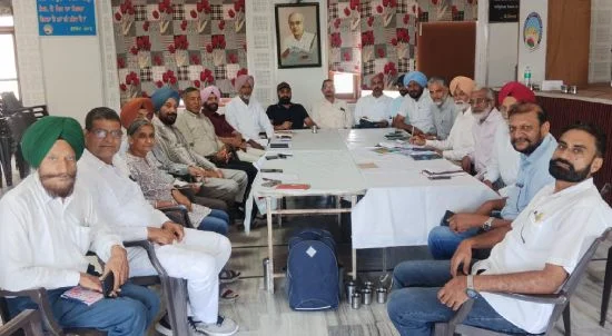 ਬਰਨਾਲਾ ਦੇ ਤਰਕਸ਼ੀਲ ਭਵਨ ਵਿਖੇ ਹੋਈ ਸੂਬਾ ਵਰਕਿੰਗ ਕਮੇਟੀ ਦੀ ਮੀਟਿੰਗ ਦੌਰਾਨ ਸਰਕਾਰ ਵਿਰੁੱਧ ਮਤਾ ਪਾਸ ਕਰਦੇ ਹੋਏ ਤਰਕਸ਼ੀਲ ਸੁਸਾਇਟੀ ਪੰਜਾਬ ਦੇ ਸੂਬਾਈ ਆਗੂ।