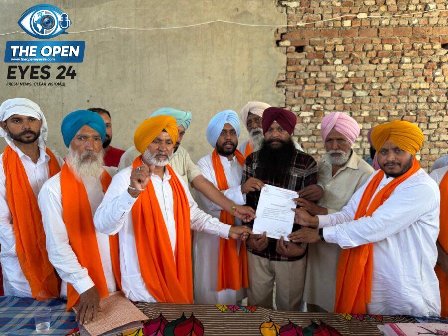 ਪਿੰਡ ਕਲਾਲ ਮਾਜਰਾ ਵਿਖੇ ਗੁਰਪ੍ਰੀਤ ਸਿੰ ਘ ਟਾਟਾ ਨੂੰ ਬਲਾਕ ਚੇਅਰਮੈਨ ਨਿਯੁਕਤ ਕਰਨ ਦੇ ਮੌਕੇ ਪਾਰਟੀ ਵਰਕਰਾਂ ਅਤੇ ਆਗੂਆਂ ਨੂੰ ਸੰਬੋਧਨ ਕਰਦੇ ਹੋਏ ਪੰਜਾਬ ਐਸ.ਸੀ. ਡਿਪਾਰਟਮੈਂਟ ਦੇ ਚੇਅਰਮੈਨ ਗੁਰਪ੍ਰੀਤ ਸਿੰਘ ਲੱਕੀ ਪੱਖੋ, ਜ਼ਿਲ੍ਹਾ ਚੇਅਰਮੈਨ ਗੁਰਮੇਲ ਸਿੰਘ ਮੌੜ ਅਤੇ ਹੋਰ ਪਤਵੰਤੇ ਸੱਜਣ।
