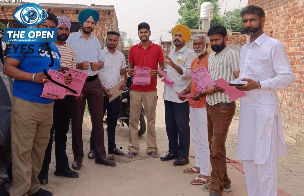 ਭਦੌੜ ਦੇ ਵੱਖ-ਵੱਖ ਖੇਤਰਾਂ ਵਿੱਚ ਲੋਕਾਂ ਨੂੰ ਮਲੇਰੀਆ ਅਤੇ ਡੈਂਗੂ ਦੇ ਬਚਾਅ ਪ੍ਰਤੀ ਜਾਗਰੂਕ ਕਰਦੇ ਹੋਏ ਸਿਹਤ ਸੁਪਰਵਾਇਜ਼ਰ ਗਿਆਨ ਸਿੰਘ ਅਤੇ ਸਿਹਤ ਕਰਮਚਾਰੀ ਬਲਜ਼ਿੰਦਰਪਾਲ ਸਿੰਘ।