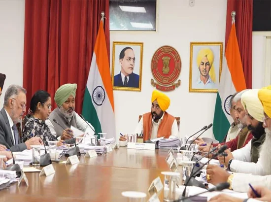 ਪੰਜਾਬ ਦੇ ਮੁੱਖ ਮੰਤਰੀ ਭਗਵੰਤ ਮਾਨ ਕੈਬਨਿਟ ਮੰਤਰੀਆਂ ਨਾਲ ਅਹਿਮ ਮੀਟਿੰਗ ਕਰਦੇ ਹੋਏ।