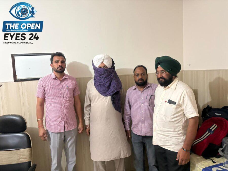 ਵਿਜੀਲੈਂਸ ਬਿਊਰੋ ਬਰਨਾਲਾ ਦੀ ਟੀਮ ਨਾਲ ਗ੍ਰਿਫ਼ਤਾਰ ਦੋਸ਼ੀ ਵਸੀਕਾ ਨਵੀਸ ਵਿਪਨ ਸਿੰਘ ਸਿੱਧੂ।