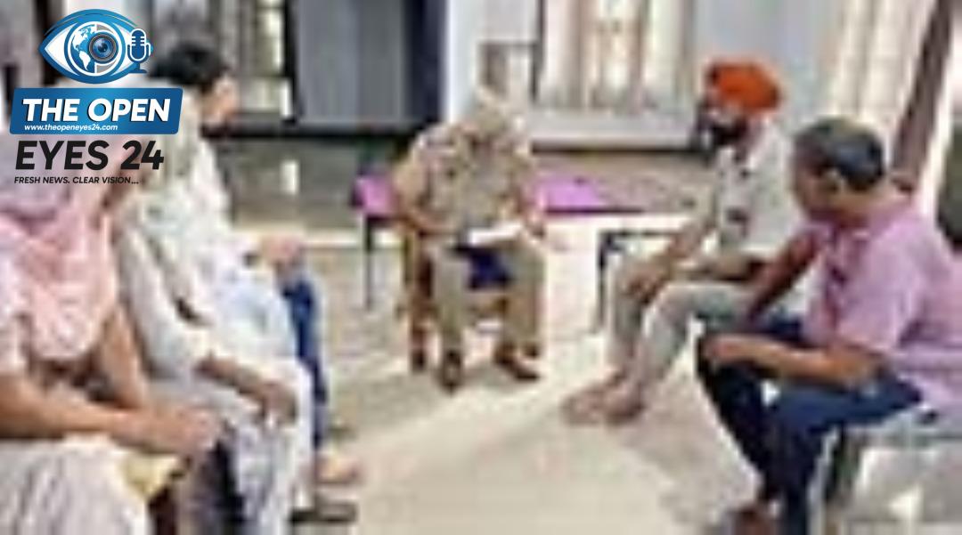 ਪਿੰਡ ਵਜੀਦਕੇ ਖੁਰਦ ਵਿੱਚ ਚੋਰੀ ਦੀ ਵਾਰਦਾਤ  ਤੋਂ ਬਾਅਦ ਚੋਰਾਂ ਵੱਲੋਂ ਫਰੋਲੀਆਂ ਗਈਆਂ ਅਲਮਾਰੀਆਂ ਦਾ ਦ੍ਰਿਸ਼ ਅਤੇ ਮੌਕੇ 'ਤੇ ਪਹੁੰਚ ਕੇ ਜਾਂਚ ਪੜਤਾਲ ਕਰਦੀ ਥਾਣਾ ਠੁੱਲੀਵਾਲ ਦੀ ਪੁਲਿਸ ਪਾਰਟੀ।