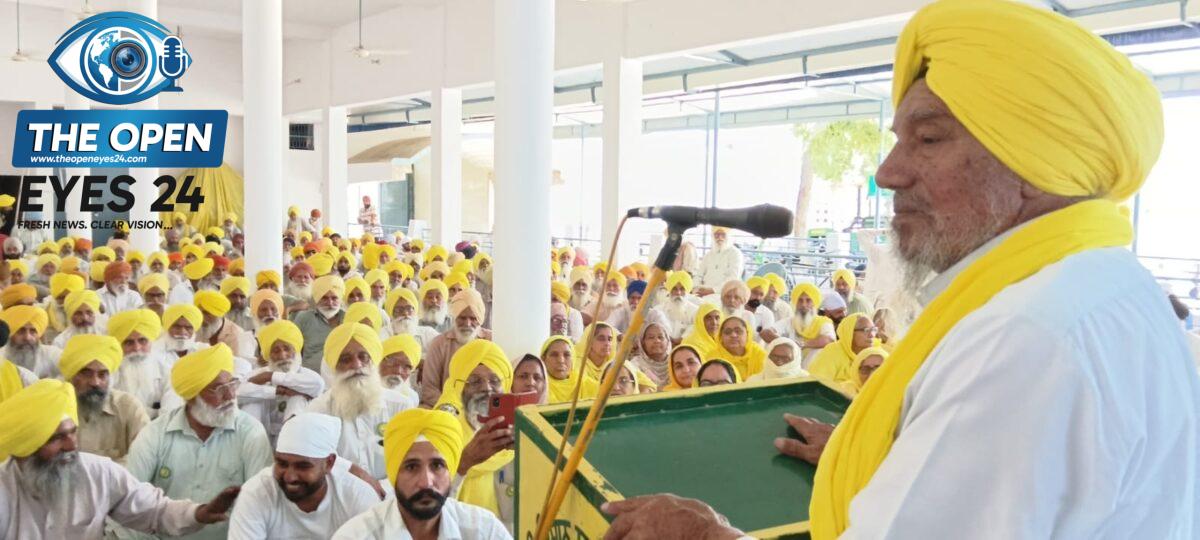 ਬਰਨਾਲਾ ਦੇ ਪਿੰਡ ਫ਼ਤਿਹਗੜ੍ਹ ਛੰਨਾ ਵਿਖੇ ਚੰਡੀਗੜ੍ਹ ਮੋਰਚੇ ਦੀ ਤਿਆਰੀ ਸਬੰਧੀ ਕਿਸਾਨਾਂ ਅਤੇ ਮਹਿਲਾਵਾਂ ਦੀ ਹੰਗਾਮੀ ਮੀਟਿੰਗ ਨੂੰ ਸੰਬੋਧਨ ਕਰਦੇ ਹੋਏ ਸੂਬਾ ਪ੍ਰਧਾਨ ਜੋਗਿੰਦਰ ਸਿੰਘ ਉਗਰਾਹਾਂ।