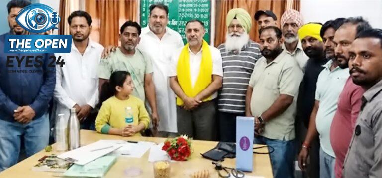 ਭਦੌੜ ਦੇ ਸਰਕਾਰੀ ਹਸਪਤਾਲ ਵਿਖੇ ਨਵ-ਨਿਯੁਕਤ ਸੀਨੀਅਰ ਮੈਡੀਕਲ ਅਫ਼ਸਰ ਡਾਕਟਰ ਸਤਵੰਤ ਸਿੰਘ ਔਜਲਾ ਨੂੰ ਗੁਲਦਸਤਾ ਭੇਟ ਕਰਕੇ ਸਵਾਗਤ ਕਰਦੇ ਹੋਏ ਨਗਰ ਕੌਂਸਲ ਦੇ ਕੌਂਸਲਰ ਸਹਿਬਾਨ।