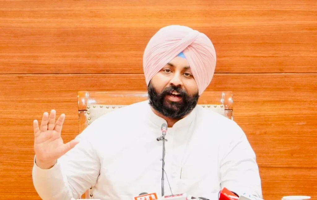 ਲੈਕਚਰਾਰਾਂ ਦੀ ਭਰਤੀ ਪ੍ਰਕਿਰਿਆ ਵਿੱਚ ਰਾਖਵੇਂਕਰਨ ਦੇ ਰੋਸਟਰ ਨੂੰ ਜਨਤਕ ਕਰਨ ਅਤੇ ਅਸਾਮੀਆਂ ਦੀ ਗਿਣਤੀ ਵਧਾਉਣ ਦੀ ਮੰਗ ਨੂੰ ਲੈ ਕੇ ਪੰਜਾਬ ਸਰਕਾਰ ਖਿਲਾਫ਼ ਪ੍ਰੈੱਸ ਬਿਆਨ ਜਾਰੀ ਕਰਦੇ ਹੋਏ ਡੈਮੋਕ੍ਰੇਟਿਕ ਟੀਚਰਜ਼ ਫਰੰਟ ਪੰਜਾਬ ਦੇ ਸੂਬਾ ਆਗੂ।