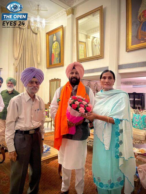 ਪੰਜਾਬ ਭਾਜਪਾ ਦੇ ਨਵ-ਨਿਯੁਕਤ ਪ੍ਰਧਾਨ ਕੇਵਲ ਸਿੰਘ ਢਿੱਲੋਂ ਨੂੰ ਸੂਬੇ ਦੀ ਵਾਗਡੋਰ ਸੰਭਾਲਣ 'ਤੇ ਮੁਬਾਰਕਬਾਦ ਦਿੰਦੇ ਹੋਏ ਸਾਬਕਾ ਵਿਧਾਇਕਾ ਬੀਬੀ ਹਰਚੰਦ ਕੌਰ ਘਨੌਰੀ ਅਤੇ ਹੋਰ ਸੀਨੀਅਰ ਪਾਰਟੀ ਆਗੂ।