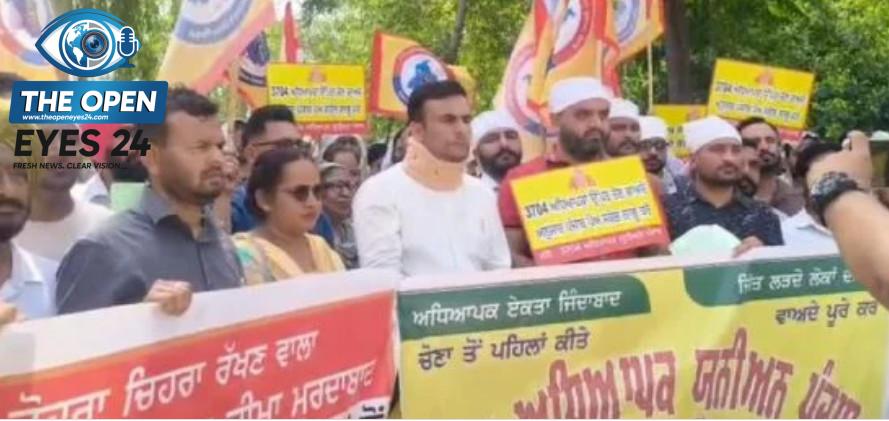 ਪਿੰਡ ਦੇ ਗੁਰਦੁਆਰਾ ਸਾਹਿਬ ਵਿਖੇ ਇਕੱਠੇ ਹੋ ਕੇ ਸੂਬਾ ਸਰਕਾਰ ਅਤੇ ਵਿੱਤ ਮੰਤਰੀ ਖ਼ਿਲਾਫ਼ ਨਾਅਰੇਬਾਜ਼ੀ ਕਰਦੇ ਹੋਏ ਅਧਿਆਪਕ ਅਤੇ ਕਿਸਾਨ ਆਗੂ।