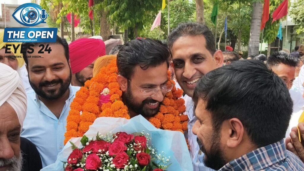 ਨਵ-ਨਿਯੁਕਤ ਮੇਅਰ ਹਸਨਪ੍ਰੀਤ ਭਾਰਤਵਾਜ ਨੂੰ ਫੁੱਲਾਂ ਦਾ ਗੁਲਦਸਤਾ ਭੇਂਟ ਕਰਕੇ ਮੁਬਾਰਕਬਾਦ ਦਿੰਦੇ ਹੋਏ ਸਾਬਕਾ ਪ੍ਰਧਾਨ ਮਨੀਸ਼ ਕੁਮਾਰ ਗਰਗ।