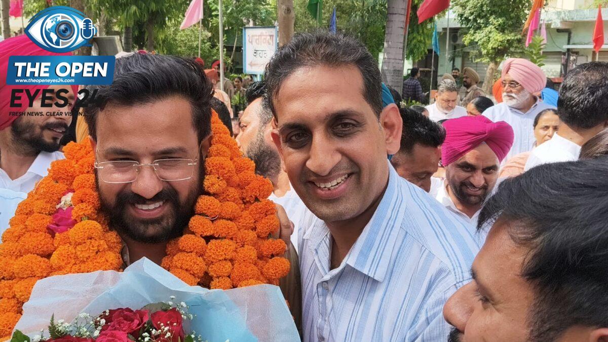 ਨਵ-ਨਿਯੁਕਤ ਮੇਅਰ ਹਸਨਪ੍ਰੀਤ ਭਾਰਤਵਾਜ ਨੂੰ ਫੁੱਲਾਂ ਦਾ ਗੁਲਦਸਤਾ ਭੇਂਟ ਕਰਕੇ ਮੁਬਾਰਕਬਾਦ ਦਿੰਦੇ ਹੋਏ ਸਾਬਕਾ ਪ੍ਰਧਾਨ ਮਨੀਸ਼ ਕੁਮਾਰ ਗਰਗ।