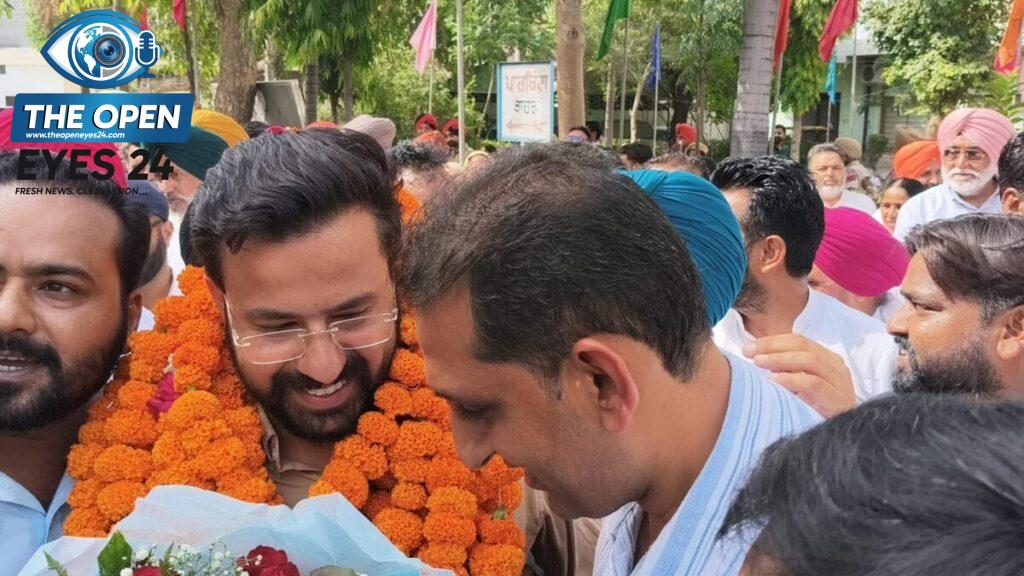 ਨਵ-ਨਿਯੁਕਤ ਮੇਅਰ ਹਸਨਪ੍ਰੀਤ ਭਾਰਤਵਾਜ ਨੂੰ ਫੁੱਲਾਂ ਦਾ ਗੁਲਦਸਤਾ ਭੇਂਟ ਕਰਕੇ ਮੁਬਾਰਕਬਾਦ ਦਿੰਦੇ ਹੋਏ ਸਾਬਕਾ ਪ੍ਰਧਾਨ ਮਨੀਸ਼ ਕੁਮਾਰ ਗਰਗ।