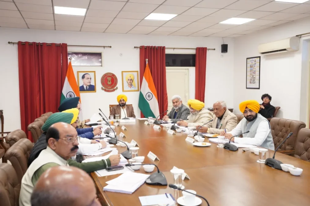 ਕੈਬਨਿਟ ਮੀਟਿੰਗ ਤੋਂ ਬਾਅਦ ਪੱਤਰਕਾਰਾਂ ਨੂੰ ਸੰਬੋਧਨ ਕਰਦੇ ਹੋਏ ਵਿੱਤ ਮੰਤਰੀ ਹਰਪਾਲ ਸਿੰਘ ਚੀਮਾ।