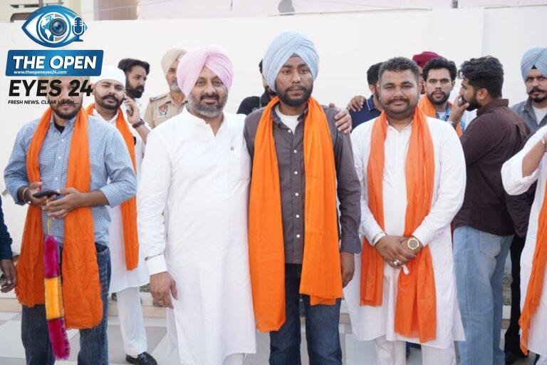  ਯੂਥ ਕਾਂਗਰਸ ਬਲਾਕ ਸ਼ਹਿਣਾ ਦੇ ਨਵ-ਨਿਯੁਕਤ ਪ੍ਰਧਾਨ ਅਰਨਦੀਪ ਸਿੰਘ ਧਾਲੀਵਾਲ ਦਾ ਸਿਰੋਪਾਓ ਪਾ ਕੇ ਸਨਮਾਨ ਕਰਦੇ ਹੋਏ ਹਲਕਾ ਵਿਧਾਇਕ ਕੁਲਦੀਪ ਸਿੰਘ ਕਾਲਾ ਢਿੱਲੋਂ, ਨਾਲ ਹਨ ਸਾਬਕਾ ਵਿਧਾਇਕ ਪਿਰਮਲ ਸਿੰਘ ਧੌਲਾ ਅਤੇ ਹੋਰ ਆਗੂ।