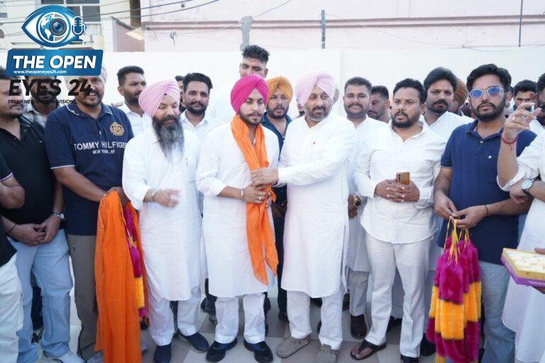 ਬਰਨਾਲਾ ਵਿਖੇ ਆਯੋਜਿਤ ਸਨਮਾਨ ਸਮਾਗਮ ਦੌਰਾਨ ਯੂਥ ਕਾਂਗਰਸ ਦੇ ਨਵੇਂ ਨਿਯੁਕਤ ਅਹੁਦੇਦਾਰਾਂ ਨੂੰ ਸਿਰੋਪਾ ਪਾ ਕੇ ਸਨਮਾਨਿਤ ਕਰਦੇ ਹੋਏ ਵਿਧਾਇਕ ਕੁਲਦੀਪ ਸਿੰਘ ਕਾਲਾ ਢਿੱਲੋਂ, ਸਾਬਕਾ ਵਿਧਾਇਕ ਪਿਰਮਲ ਸਿੰਘ ਧੌਲਾ ਅਤੇ ਹੋਰ ਸੀਨੀਅਰ ਆਗੂ।