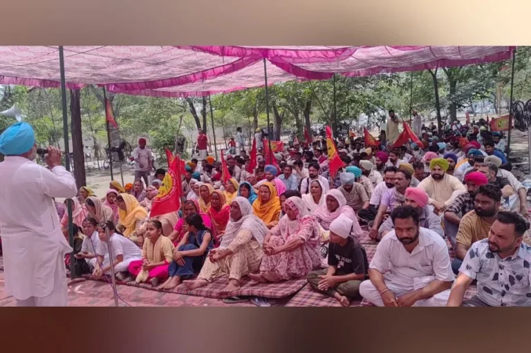 ਗੁਰੂ ਹਰਿਗੋਬਿੰਦ ਥਰਮਲ ਪਲਾਂਟ ਦੇ ਮੁੱਖ ਗੇਟ ਅੱਗੇ ਪਾਵਰਕਾਮ ਮੈਨੇਜਮੈਂਟ ਅਤੇ ਪੰਜਾਬ ਸਰਕਾਰ ਵਿਰੁੱਧ ਆਪਣੇ ਛੋਟੇ ਬੱਚਿਆਂ ਅਤੇ ਪਰਿਵਾਰਾਂ ਸਮੇਤ ਪੱਕਾ ਮੋਰਚਾ ਲਗਾ ਕੇ ਬੈਠੇ ਆਊਟਸੋਰਸਡ ਠੇਕਾ ਮੁਲਾਜ਼ਮ।
