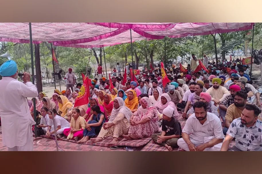 ਗੁਰੂ ਹਰਿਗੋਬਿੰਦ ਥਰਮਲ ਪਲਾਂਟ ਦੇ ਮੁੱਖ ਗੇਟ ਅੱਗੇ ਪਾਵਰਕਾਮ ਮੈਨੇਜਮੈਂਟ ਅਤੇ ਪੰਜਾਬ ਸਰਕਾਰ ਵਿਰੁੱਧ ਆਪਣੇ ਛੋਟੇ ਬੱਚਿਆਂ ਅਤੇ ਪਰਿਵਾਰਾਂ ਸਮੇਤ ਪੱਕਾ ਮੋਰਚਾ ਲਗਾ ਕੇ ਬੈਠੇ ਆਊਟਸੋਰਸਡ ਠੇਕਾ ਮੁਲਾਜ਼ਮ।