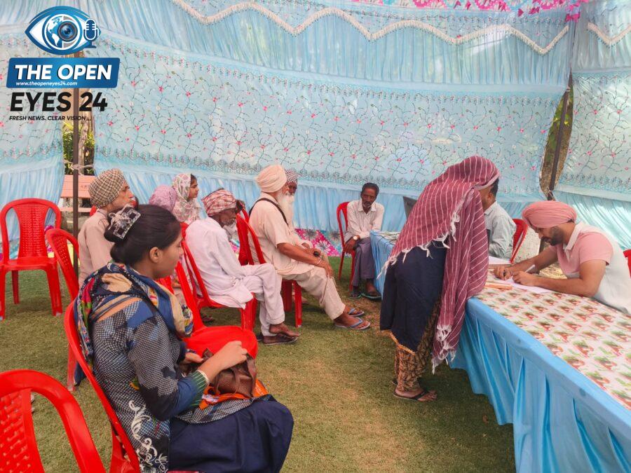 ਨਗਰ ਨਿਗਮ ਬਰਨਾਲਾ ਦੇ ਦਫ਼ਤਰ ਵਿਖੇ ਲਗਾਏ ਗਏ ਲੋਕ ਭਲਾਈ ਮੇਲੇ ਦੌਰਾਨ ਰੇਹੜੀ-ਫੜ੍ਹੀ ਵਿਕਰੇਤਾਵਾਂ ਨੂੰ ਸਰਕਾਰੀ ਸਕੀਮਾਂ ਬਾਰੇ ਜਾਗਰੂਕ ਕਰਦੇ ਹੋਏ ਅਧਿਕਾਰੀ।