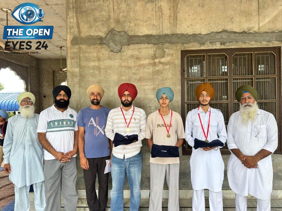 ਪੰਡੋਰੀ ਵਿਖੇ ਕਰਵਾਏ ਗਏ ਦਸਤਾਰ ਮੁਕਾਬਲਿਆਂ ਦੌਰਾਨ ਸੁੰਦਰ ਦਸਤਾਰਾਂ ਸਜਾ ਕੇ ਸਨਮਾਨ ਹਾਸਲ ਕਰਨ ਵਾਲੇ ਜੇਤੂ ਬੱਚੇ, ਨੌਜਵਾਨ ਅਤੇ ਕਲੱਬ ਦੇ ਪ੍ਰਧਾਨ ਹਰਵਿੰਦਰ ਸਿੰਘ ਸਿੱਧੂ ਸਮੇਤ ਹੋਰ ਪਤਵੰਤੇ ਸੱਜਣ।