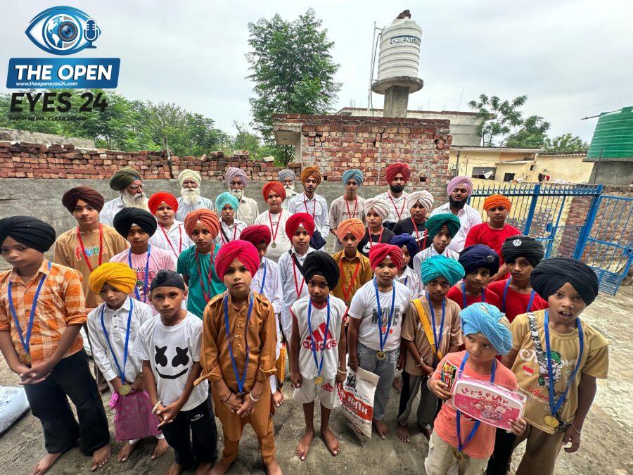 ਪੰਡੋਰੀ ਵਿਖੇ ਕਰਵਾਏ ਗਏ ਦਸਤਾਰ ਮੁਕਾਬਲਿਆਂ ਦੌਰਾਨ ਸੁੰਦਰ ਦਸਤਾਰਾਂ ਸਜਾ ਕੇ ਸਨਮਾਨ ਹਾਸਲ ਕਰਨ ਵਾਲੇ ਜੇਤੂ ਬੱਚੇ, ਨੌਜਵਾਨ ਅਤੇ ਕਲੱਬ ਦੇ ਪ੍ਰਧਾਨ ਹਰਵਿੰਦਰ ਸਿੰਘ ਸਿੱਧੂ ਸਮੇਤ ਹੋਰ ਪਤਵੰਤੇ ਸੱਜਣ।
