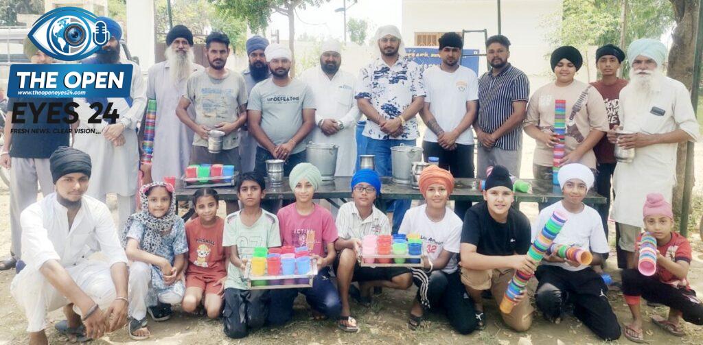 ਭਦੌੜ ਵਿਖੇ ਮਾਰਗ ਉੱਪਰ ਰਾਹਗੀਰਾਂ ਨੂੰ ਬੜੇ ਪਿਆਰ ਨਾਲ ਠੰਡਾ ਮਿੱਠਾ ਜਲ ਛਕਾਉਂਦੇ ਹੋਏ ਸਰਪੰਚ ਭੁਪਿੰਦਰ ਸਿੰਘ ਵਿੱਕੀ ਭਲਵਾਨ ਅਤੇ ਹੋਰ ਪਿੰਡ ਵਾਸੀ।