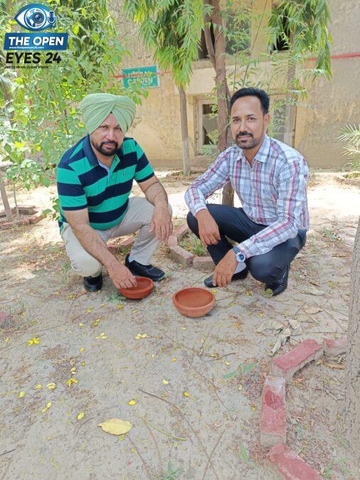  ਸਿਵਲ ਹਸਪਤਾਲ ਮਹਿਲ ਕਲਾਂ ਦੇ ਹਰਬਲ ਪਾਰਕ ਵਿੱਚ ਬੇਜ਼ੁਬਾਨ ਪਰਿੰਦਿਆਂ ਦੀ ਪਿਆਸ ਬੁਝਾਉਣ ਲਈ ਪਾਣੀ ਦੇ ਕਟੋਰੇ ਰੱਖਦੇ ਹੋਏ ਫਾਰਮੇਸੀ ਅਫ਼ਸਰ ਮਨਿੰਦਰ ਪਾਲ ਸ਼ਰਮਾ ਅਤੇ ਬਲਵਿੰਦਰ ਕੁਮਾਰ।