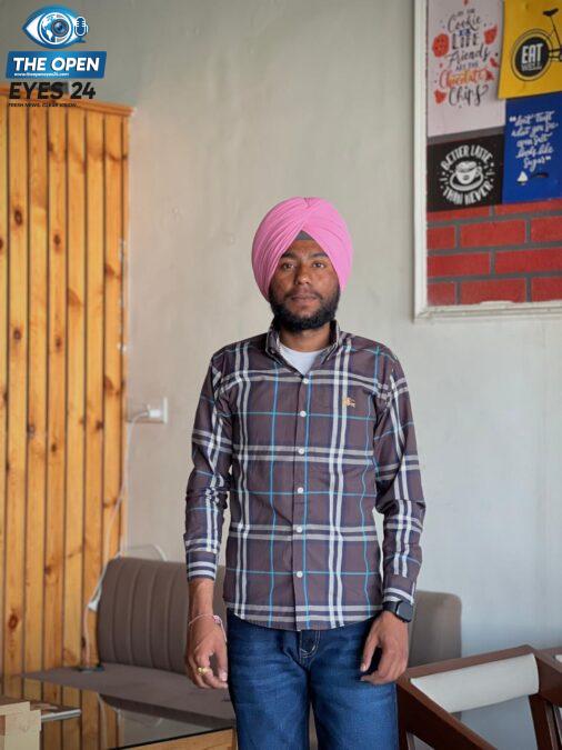 ਬਲਾਕ ਯੂਥ ਕਾਂਗਰਸ ਦੀ ਚੋਣ ਜਿੱਤਣ ਤੋਂ ਬਾਅਦ ਸਾਥੀਆਂ ਸਮੇਤ ਖੁਸ਼ੀ ਦਾ ਪ੍ਰਗਟਾਵਾ ਕਰਦੇ ਹੋਏ ਨਵ-ਨਿਯੁਕਤ ਪ੍ਰਧਾਨ ਅਰਨਦੀਪ ਸਿੰਘ ਧਾਲੀਵਾਲ ਅਤੇ ਸੀਨੀਅਰ ਆਗੂ ਸੁਖਵਿੰਦਰ ਸਿੰਘ ਧਾਲੀਵਾਲ।