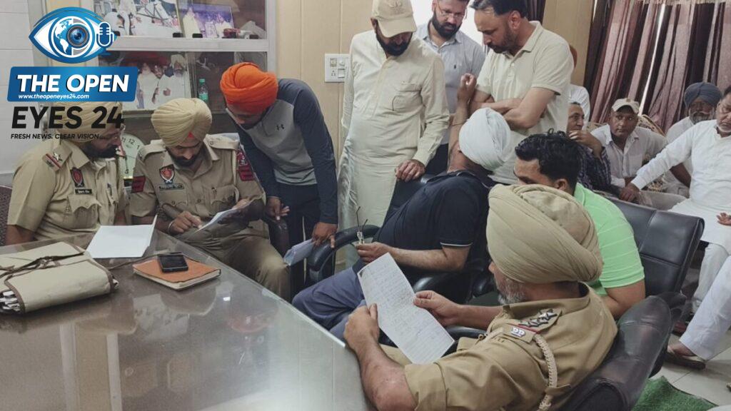 ਖ਼ੁਦਕੁਸ਼ੀ ਕਰਨ ਵਾਲੇ ਸਾਬਕਾ ਕੌਂਸਲਰ ਜੱਗਾ ਸਿੰਘ ਦੀ ਤਸਵੀਰ, ਵਿਲਾਪ ਕਰਦੇ ਹੋਏ ਪਰਿਵਾਰਕ ਮੈਂਬਰ, ਮੌਤ ਤੋਂ ਪਹਿਲਾਂ ਲਿਖਿਆ ਪੱਤਰ ਦਿਖਾਉਂਦੇ ਹੋਏ ਰਿਸ਼ਤੇਦਾਰ ਅਤੇ ਮੌਕੇ 'ਤੇ ਕਾਰਵਾਈ ਕਰਦੇ ਹੋਏ ਪੁਲਿਸ ਅਫ਼ਸਰ ਲਖਵਿੰਦਰ ਸਿੰਘ।