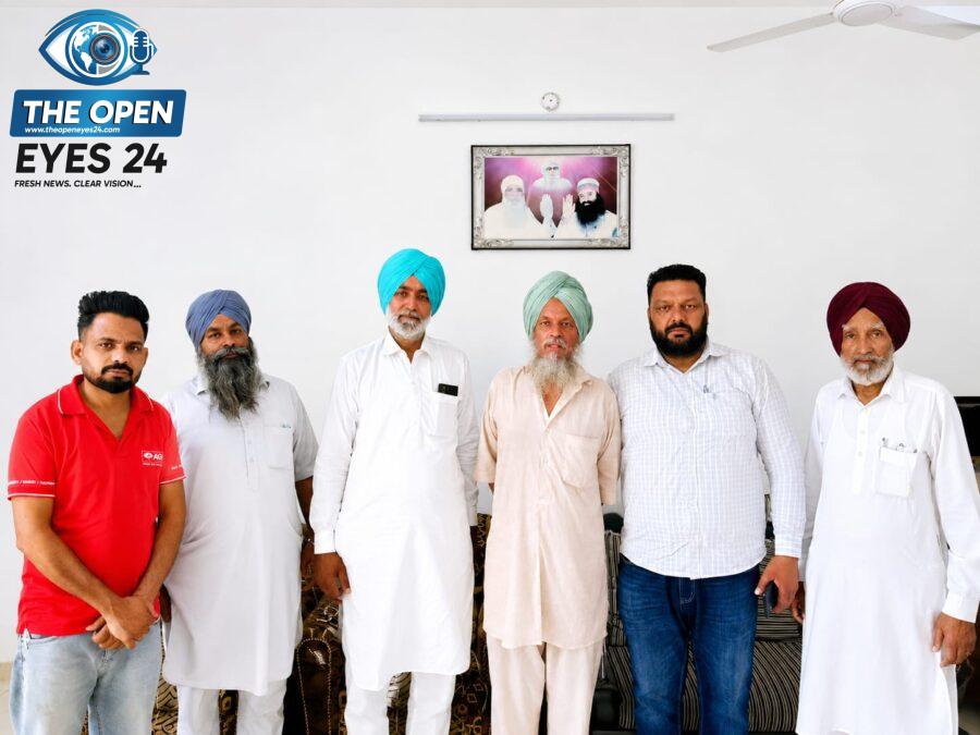 ਬਰਨਾਲਾ ਵਿਖੇ ਰਾਹ ਭਟਕੇ ਰਾਜਵੀਰ ਸਿੰਘ ਨੂੰ ਉਸਦੇ ਭਰਾ ਗੁਰਸੇਵਕ ਸਿੰਘ ਦੇ ਸਪੁਰਦ ਕਰਦੇ ਹੋਏ ਡੇਰਾ ਸ਼ਰਧਾਲੂ।