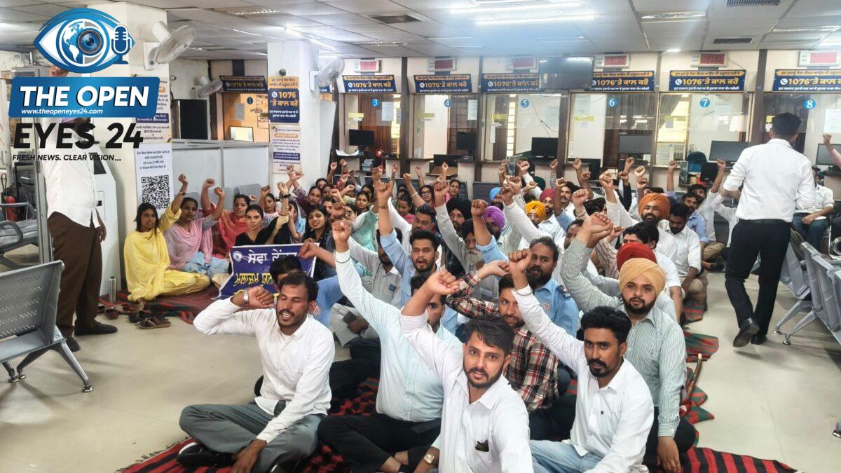 ਬਰਨਾਲਾ ’ਚ ਸੇਵਾ ਕੇਂਦਰ ਮੁਲਾਜ਼ਮਾਂ ਦੀ ਹੜਤਾਲ ਦਾ 7ਵਾਂ ਦਿਨ: ਸਰਕਾਰ ਦੀ ਲੰਮੀ ਚੁੱਪ ਨੇ ਜਨਤਾ ਤੇ ਮੁਲਾਜ਼ਮਾਂ ਨੂੰ ਕੀਤਾ ਬੇਹਾਲ!