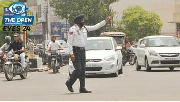 ਪੰਜਾਬ ਵਿੱਚ ਸਖ਼ਤ ਹੋਏ ਟ੍ਰੈਫਿਕ ਨਿਯਮਾਂ ਦੌਰਾਨ ਚੌਕ ਵਿੱਚ ਲਾਲ ਬੱਤੀ ਦੀ ਉਲੰਘਣਾ ਕਰਦੇ ਵਾਹਨਾਂ ਦੀ ਜਾਂਚ ਕਰਦੀ ਹੋਈ ਪੁਲਿਸ।