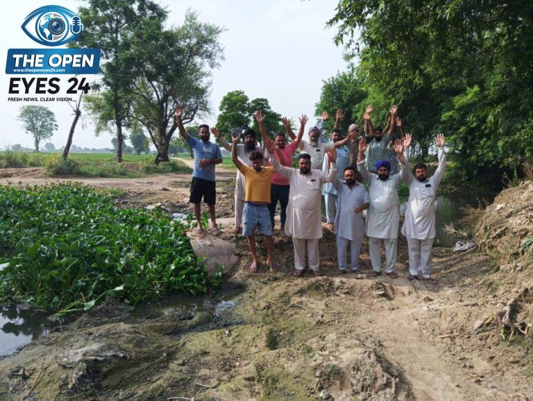  ਅੱਪ ਲਸਾੜਾ ਡਰੇਨ 'ਤੇ ਪੱਕੇ ਪੁਲ ਦੀ ਮੰਗ ਨੂੰ ਲੈ ਕੇ ਪਿੰਡ ਹਮੀਦੀ ਵਿਖੇ ਇਕੱਠੇ ਹੋ ਕੇ ਪੰਜਾਬ ਸਰਕਾਰ ਖ਼ਿਲਾਫ਼ ਰੋਸ ਪ੍ਰਦਰਸ਼ਨ ਕਰਦੇ ਹੋਏ ਪੀੜਤ ਕਿਸਾਨ।