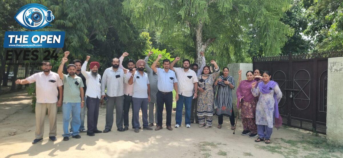 ਉਪ ਮੰਡਲ ਮੈਜਿਸਟ੍ਰੇਟ ਅਤੇ ਤਹਿਸੀਲ ਦਫ਼ਤਰ ਮਹਿਲ ਕਲਾਂ ਵਿਖੇ ਪੰਜਾਬ ਮੁਲਾਜ਼ਮ ਤੇ ਪੈਨਸ਼ਨਰ ਸਾਂਝਾ ਫਰੰਟ ਦੇ ਸੱਦੇ 'ਤੇ ਕਾਲੇ ਬਿੱਲੇ ਲਗਾ ਕੇ ਪੰਜਾਬ ਸਰਕਾਰ ਖ਼ਿਲਾਫ਼ ਜ਼ੋਰਦਾਰ ਰੋਸ ਪ੍ਰਦਰਸ਼ਨ ਕਰਦੇ ਹੋਏ ਸਮੁੱਚੇ ਕਰਮਚਾਰੀ।