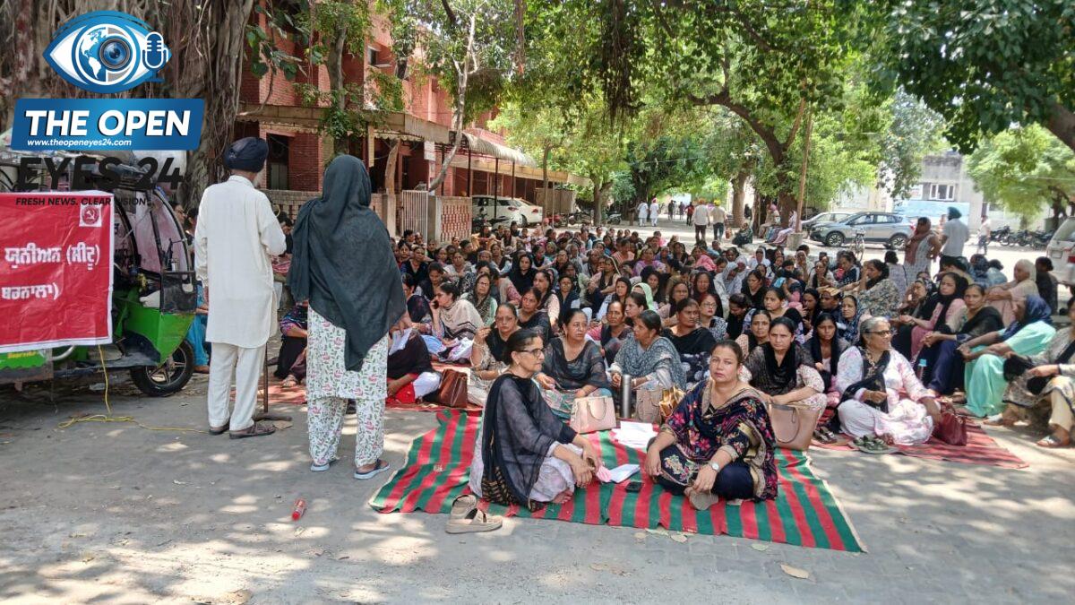 ਆਂਗਣਵਾੜੀ ਵਰਕਰਾਂ ਅਤੇ ਹੈਲਪਰਾਂ ਵੱਲੋਂ ਮੰਗਾਂ ਨੂੰ ਲੈ ਕੇ ਕੇਂਦਰ ਤੇ ਪੰਜਾਬ ਸਰਕਾਰ ਖ਼ਿਲਾਫ਼ ਰੋਸ ਪ੍ਰਦਰਸ਼ਨ, ਡਿਪਟੀ ਕਮਿਸ਼ਨਰ ਰਾਹੀਂ ਭੇਜਿਆ ਮੰਗ ਪੱਤਰ