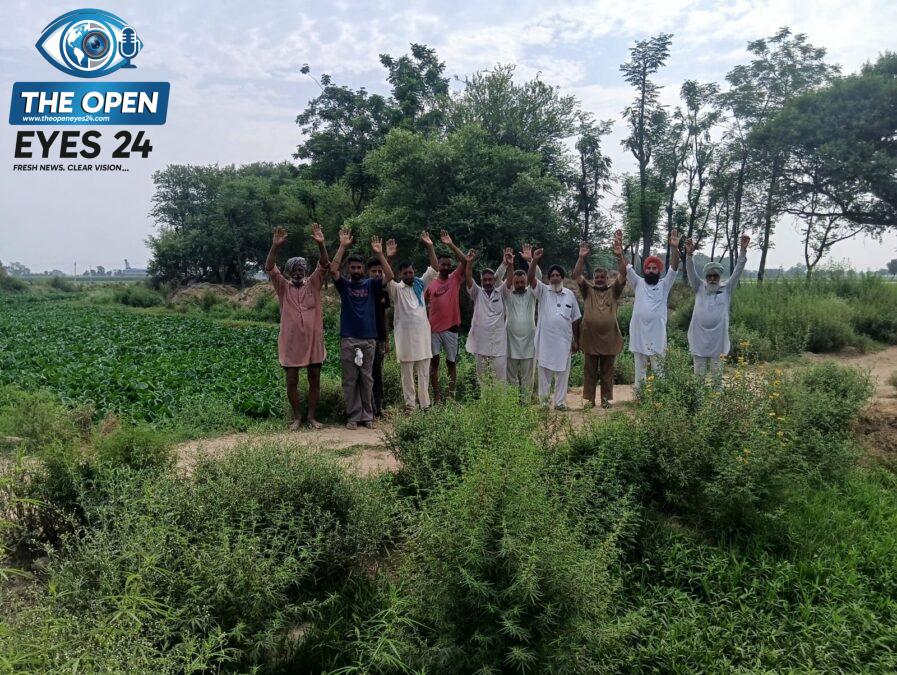  ਪਿੰਡ ਠੁੱਲੀਵਾਲ ਦੇ ਨਜ਼ਦੀਕ ਅੱਪ ਲਸਾੜਾ ਡਰੇਨ ਦੀ ਤੁਰੰਤ ਸਫ਼ਾਈ ਕਰਵਾਉਣ ਦੀ ਮੰਗ ਨੂੰ ਲੈ ਕੇ ਪੰਜਾਬ ਸਰਕਾਰ ਵਿਰੁੱਧ ਰੋਸ ਪ੍ਰਦਰਸ਼ਨ ਕਰਦੇ ਹੋਏ ਭਾਰਤੀ ਕਿਸਾਨ ਯੂਨੀਅਨ ਏਕਤਾ ਉਗਰਾਹਾਂ ਦੇ ਆਗੂ ਅਤੇ ਪ੍ਰਭਾਵਿਤ ਕਿਸਾਨ।