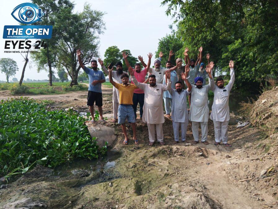  ਅੱਪ ਲਸਾੜਾ ਡਰੇਨ 'ਤੇ ਪੱਕੇ ਪੁਲ ਦੀ ਮੰਗ ਨੂੰ ਲੈ ਕੇ ਪਿੰਡ ਹਮੀਦੀ ਵਿਖੇ ਇਕੱਠੇ ਹੋ ਕੇ ਪੰਜਾਬ ਸਰਕਾਰ ਖ਼ਿਲਾਫ਼ ਰੋਸ ਪ੍ਰਦਰਸ਼ਨ ਕਰਦੇ ਹੋਏ ਪੀੜਤ ਕਿਸਾਨ।