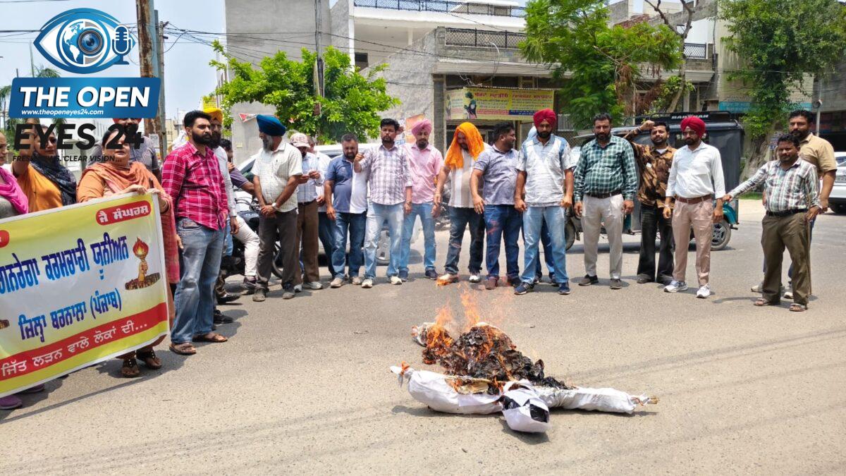 ਮਗਨਰੇਗਾ ਮੁਲਾਜ਼ਮਾਂ ਵੱਲੋਂ ਬਰਨਾਲਾ ਹੰਡਿਆਇਆ ਮਾਰਗ 'ਤੇ ਪੰਜਾਬ ਸਰਕਾਰ ਦੇ ਲਾਰਿਆਂ ਦੀ ਪੰਡ ਫੂਕ ਕੇ ਜ਼ੋਰਦਾਰ ਪ੍ਰਦਰਸ਼ਨ, ਮੁੱਖ ਮੰਤਰੀ ਦੀ ਲੋਕ ਮਿਲਣੀ ਦੌਰਾਨ ਤਿੱਖੇ ਸਵਾਲ ਪੁੱਛਣ ਦੀ ਚੇਤਾਵਨੀ