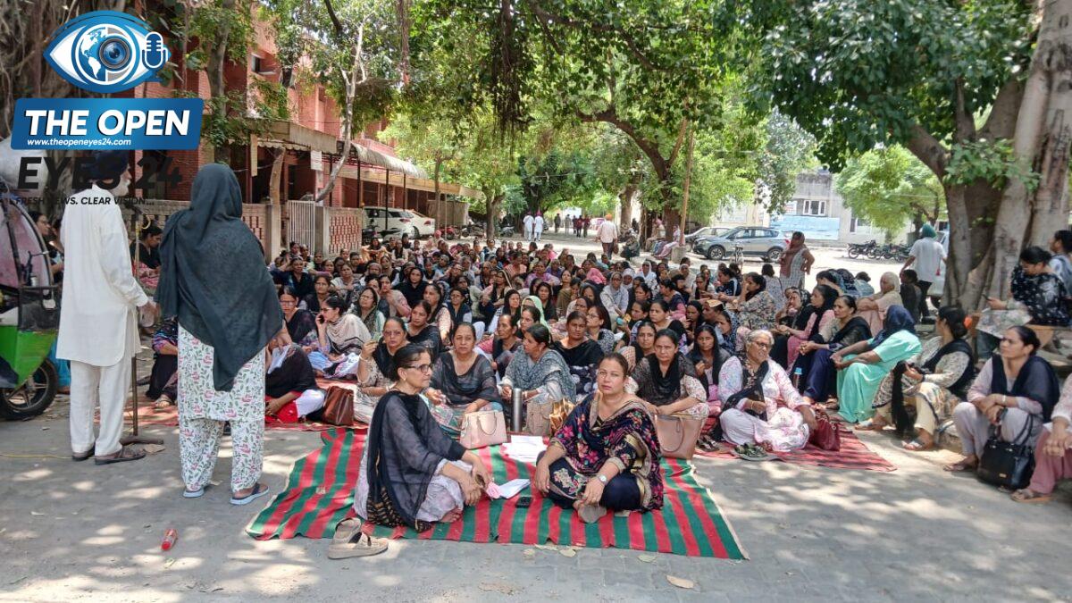 ਆਂਗਣਵਾੜੀ ਵਰਕਰਾਂ ਅਤੇ ਹੈਲਪਰਾਂ ਵੱਲੋਂ ਮੰਗਾਂ ਨੂੰ ਲੈ ਕੇ ਕੇਂਦਰ ਤੇ ਪੰਜਾਬ ਸਰਕਾਰ ਖ਼ਿਲਾਫ਼ ਰੋਸ ਪ੍ਰਦਰਸ਼ਨ, ਡਿਪਟੀ ਕਮਿਸ਼ਨਰ ਰਾਹੀਂ ਭੇਜਿਆ ਮੰਗ ਪੱਤਰ