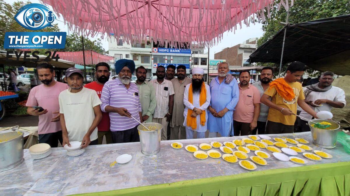 ਬਰਨਾਲਾ ਦੇ ਬਾਈ ਏਕੜ ਖੇਤਰ ਵਿੱਚ ਰਾਹਗੀਰਾਂ ਅਤੇ ਲੋੜਵੰਦਾਂ ਨੂੰ ਸ਼ਰਧਾਪੂਰਵਕ ਭੰਡਾਰਾ ਵਰਤਾਉਂਦੇ ਹੋਏ ਐਸੋਸੀਏਸ਼ਨ ਦੇ ਮੈਂਬਰ।