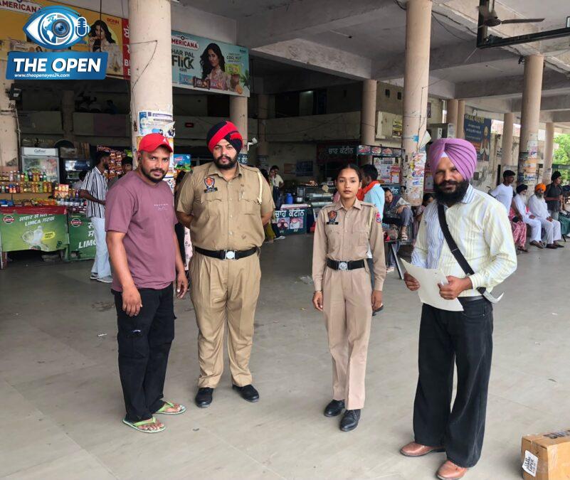 ਬਾਲ ਭਿਖਿਆ ਨੂੰ ਰੋਕਣ ਲਈ ਬਰਨਾਲਾ ਸ਼ਹਿਰ ਦੇ ਵੱਖ-ਵੱਖ ਬਾਜ਼ਾਰਾਂ ਵਿੱਚ ਚੈਕਿੰਗ ਕਰਦੀ ਹੋਈ ਜ਼ਿਲ੍ਹਾ ਪੱਧਰੀ ਟਾਸਕ ਫੋਰਸ ਟੀਮ।