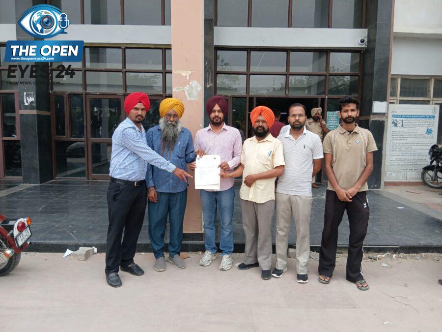 ਡਿਪਟੀ ਕਮਿਸ਼ਨਰ ਰਾਹੀਂ ਮੁੱਖ ਮੰਤਰੀ ਪੰਜਾਬ ਨੂੰ ਮੰਗ ਪੱਤਰ ਸੌਂਪਦੇ ਹੋਏ ਡਾ. ਅੰਬੇਡਕਰ ਕਰਮਚਾਰੀ ਮਹਾਂਸੰਘ ਪੰਜਾਬ ਦੇ ਆਗੂ।
