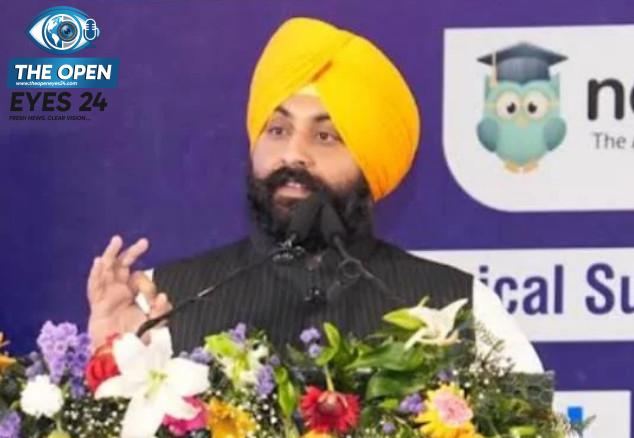 ਪੱਤਰਕਾਰਾਂ ਨਾਲ ਗੱਲਬਾਤ ਕਰਦੇ ਹੋਏ ਪੰਜਾਬ ਦੇ ਸਿੱਖਿਆ ਮੰਤਰੀ ਹਰਜੋਤ ਸਿੰਘ ਬੈਂਸ।