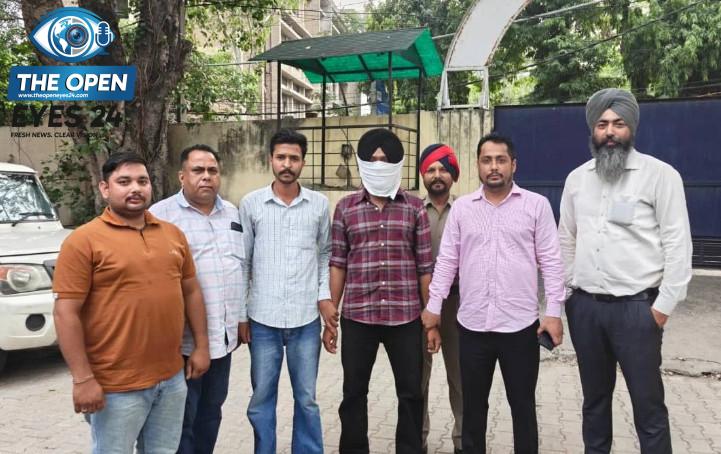 ਲੁਧਿਆਣਾ ਵਿਖੇ ਵਿਜੀਲੈਂਸ ਬਿਊਰੋ ਦੀ ਟੀਮ ਵੱਲੋਂ ਰਿਸ਼ਵਤ ਦੇ ਪੈਸਿਆਂ ਸਮੇਤ ਰੰਗੇ ਹੱਥੀਂ ਕਾਬੂ ਕੀਤੇ ਗਏ ਰਿਕਵਰੀ ਏਜੰਟ ਰਵਨੀਤ ਸਿੰਘ ਨੂੰ ਆਪਣੀ ਹਿਰਾਸਤ ਵਿੱਚ ਲੈ ਕੇ ਜਾਂਚ ਪੜਤਾਲ ਲਈ ਜਾਂਦੇ ਹੋਏ ਪੁਲਿਸ ਅਧਿਕਾਰੀ।