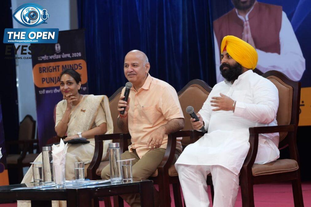 ਲੁਧਿਆਣਾ ਦੇ ਗੁਰੂ ਨਾਨਕ ਦੇਵ ਭਵਨ ਵਿਖੇ ਕਰਵਾਏ ਗਏ ਰਾਜ ਪੱਧਰੀ ਸਮਾਰੋਹ ਦੌਰਾਨ ਬਾਰ੍ਹਵੀਂ ਜਮਾਤ ਵਿੱਚੋਂ ਸ਼ਾਨਦਾਰ ਅੰਕ ਹਾਸਲ ਕਰਨ ਵਾਲੇ ਹੋਣਹਾਰ ਵਿਦਿਆਰਥੀਆਂ ਨੂੰ ਯਾਦਗਾਰੀ ਚਿੰਨ੍ਹ ਦੇ ਕੇ ਸਨਮਾਨਿਤ ਕਰਦੇ ਹੋਏ ਸਿੱਖਿਆ ਮੰਤਰੀ ਹਰਜੋਤ ਸਿੰਘ ਬੈਂਸ ਅਤੇ ਮਨੀਸ਼ ਸਿਸੋਦੀਆ।